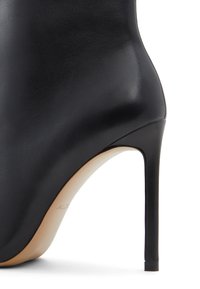 Zwarte leren hoge haklaars met een slanke silhouet, puntige neus en een gladde textuur. Heeft een slanke stilettohak.