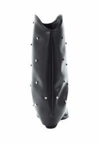 Czarne skórzane botki za kostkę o luźnym kroju, ozdobione błyszczącymi srebrnymi ćwiekami, z okrągłym noskiem i niskim obcasem.