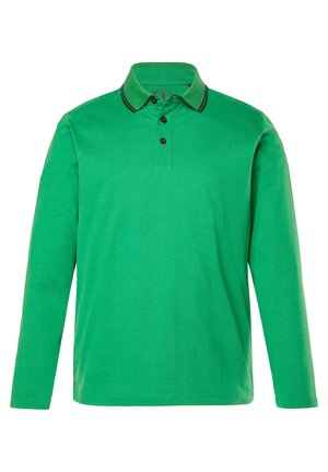 Groene lange mouwen polo shirt met een kraag, drievoudige knoopsluiting en contrasterende zwarte afwerking langs de kraag en knoopsluiting.