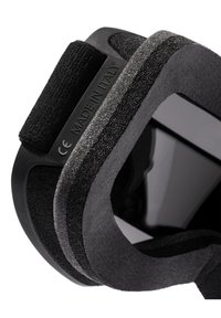 Cinghia nera regolabile con tessuto testurizzato e bordi lisci. Etichetta "Made in Italy" visibile. Progettata per una vestibilità sicura e comfort.