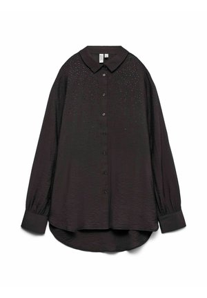 Tumši melna garām piedurknēm krekls ar apkaklīti, teksturētu audumu un nelieliem dekoratīviem kniedēm augšējā priekšpusē.