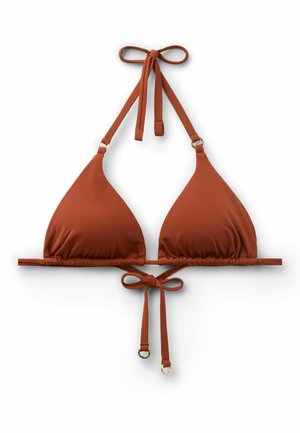 Dreieck-Bikinioberteil in Rostfarbe mit verstellbaren Hals- und Rückenbändern, goldene Ringakzente an den Trägern, flach auf weißem Hintergrund gelegt.