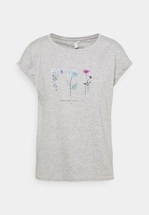Lysegrå T-shirt med korte ærmer og tre delikate blomster i akvarelstil, der viser hvide, blå og pink blomsterknopper på stilke.