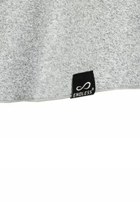 Tela gris con una textura jaspeada, que presenta una etiqueta negra con la palabra "ENDLESS" en letras blancas.