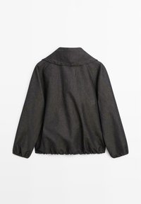 Donkergrijze jas met lange mouwen, een brede kraag, elastische manchetten en een elastische zoom met plooien, gezien van achteren tegen een witte achtergrond.