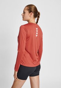 Hummel TOLA - Langærmet T-shirt - apple butter
