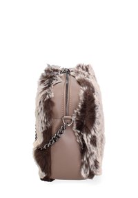 Borsa in finta pelliccia e pelle con chiusura a zip, caratterizzata da una combinazione di colori marrone e beige, e una tracolla a catena lungo il lato.