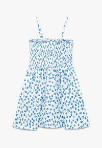 Vestido blanco sin mangas con cuerpo fruncido y estampado floral azul, con tirantes finos y una falda ligeramente acampanada.