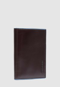 Cartera de cuero marrón con textura suave, diseño de doble pliegue e interior azul en contraste. Presenta una sutil marca en el lateral.