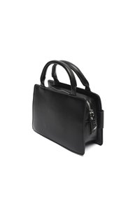 Borsa a tracolla in pelle nera con un design rettangolare elegante, due manici superiori e chiusura con cerniera. Texture liscia con dettagli minimalisti.