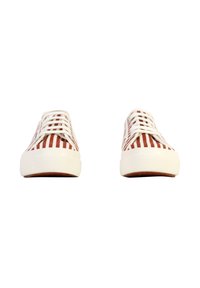 Zapatillas de lona a rayas rojas y blancas con suelas de goma blancas. Presentan un diseño de cordones y punta redondeada. La textura parece suave.