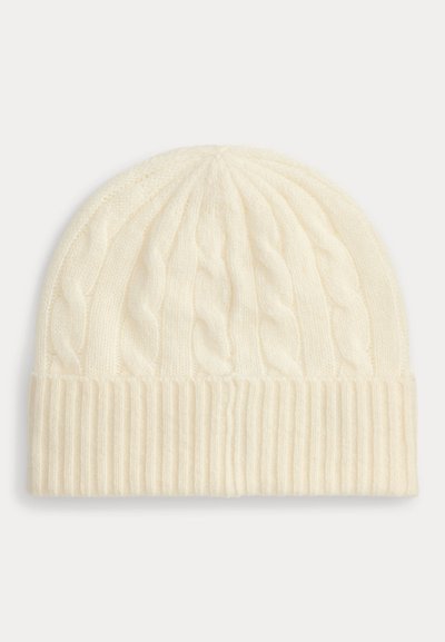 Strikket beanie i kremfarge med kabelstrikkmønster og brettet ribbekant.