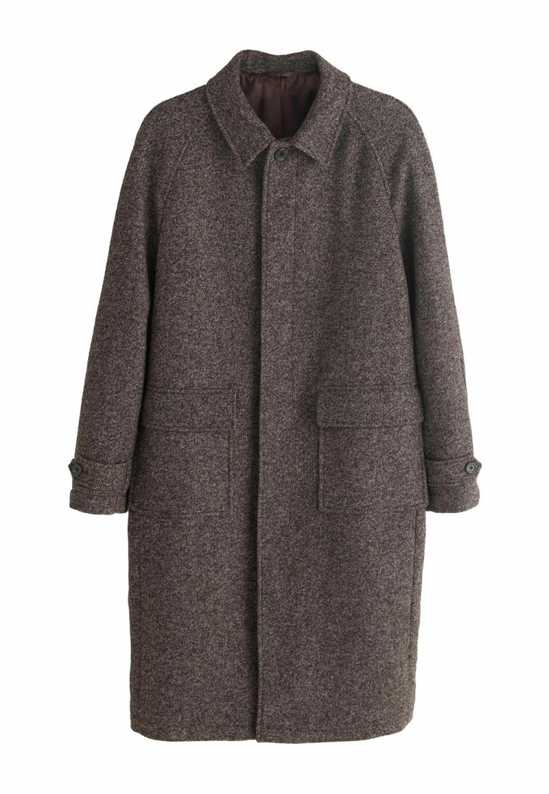 Brun uldfrakke med krave, raglanærmer, to frontlommer og knapdetaljer ved ærmerne. Struktureret stof med et klassisk design.