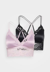 Sett med to bh-er: en i lys rosa satin med blondekant, den andre i svart satin med blonde detaljer, med kryssede stropper.