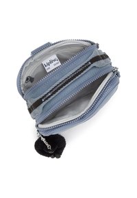 Portafoglio in tessuto blu con due scomparti con zip, foderato in grigio, e un portachiavi a pompon nero. Presenta dettagli testurizzati sulle cerniere.