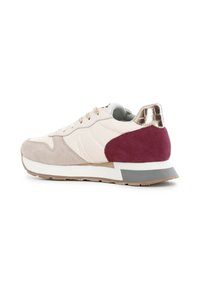 Sko: sneakers med en ljusrosa läderovers, beige mockaframdel, burgunderfärgad mockahäl, metallisk guldaccent på hälen och en grå gummisula.