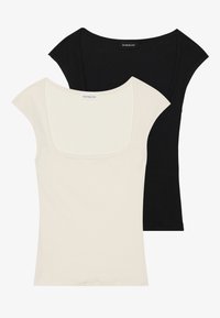Dos blusas de escote en forma de barco en negro y blanco roto, con un diseño ajustado y mangas cortas. Hechas de una suave tela acanalada.