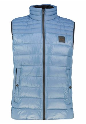 Hellblaue gesteppte ärmellose Weste mit Frontreißverschluss, hohem Kragen, seitlichen Druckknopftaschen und kleinem "BOSS"-Logo auf der Brust.