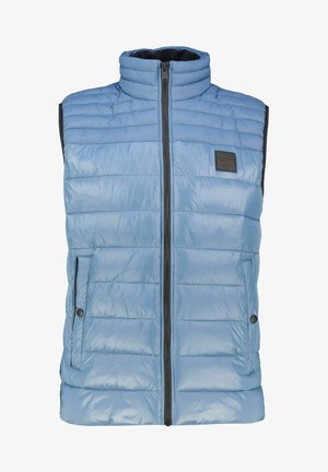 Lichtblauw doorgestikt mouwloos vest met rits aan de voorkant, hoge kraag, zijzakken met drukknopen en klein "BOSS"-logo op de borst.