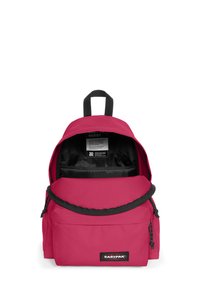 Růžový batoh s přední kapsou na zip, nastavitelné popruhy a voděodolným materiálem. Interiér má černou podšívku a štítek.
