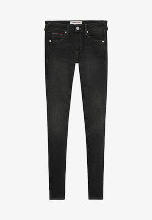 Vaqueros ajustados negros con cinco bolsillos, botón plateado y etiqueta blanca en la cintura que dice "Tommy Jeans".