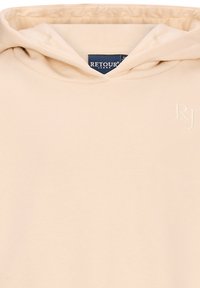 Felpa beige con cappuccio frontale, ricamo discreto "RJ" sul petto e un'etichetta blu scuro di Retour Jeans visibile all'interno del colletto.