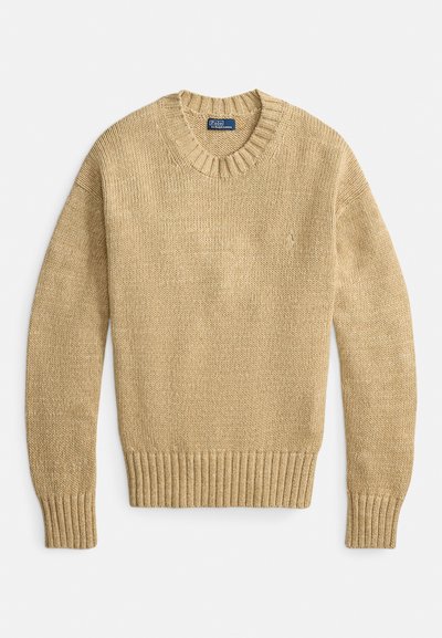 Bež pulover iz pletenine z okroglo izrezom, rebrastimi manšetami in spodnjim robom ter subtilnim logotipom na prsih. Po celotni površini teksturiran vzorec.