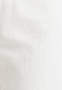 Tela blanca con un sutil patrón texturizado, que presenta una superficie suave y ligero brillo, típico de material de algodón o mezclilla.