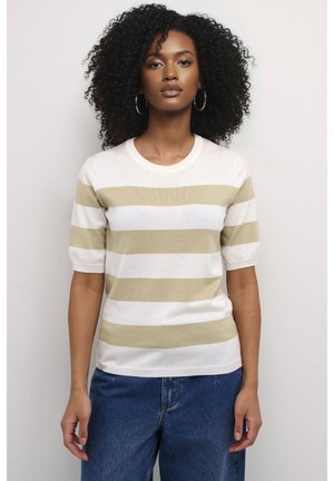 Proužkovaný svetřík s krátkými rukávy v béžové a bílé barvě, kulatý výstřih a měkká textura, doplněný o džíny s vysokým pasem modré barvy.