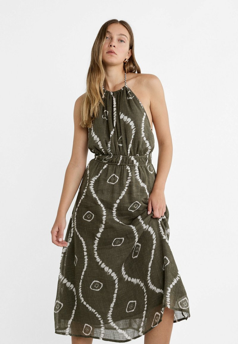 Stradivarius FLOWING PRINTED HALTER MIDI - Freizeitkleid - khaki
