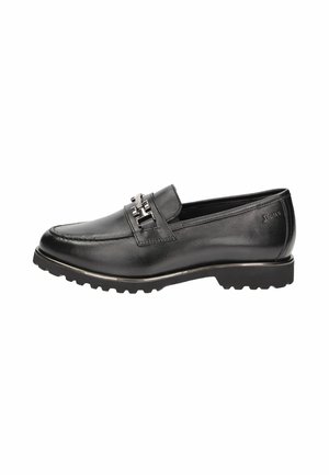 Schwarzer Leder-Loafer mit Metallschnalle, dicker profillierter Sohle und niedrigem Absatz, Seitenansicht vor weißem Hintergrund.