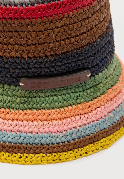 Chapeau seau tissé multicolore avec des rayures horizontales rouges, marron, bleu marine, vert, orange, rose, bleu et jaune, agrémenté d'une étiquette en cuir marron.
