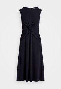 Marinblå ärmlös klänning med rund halsringning, vridet bodice-design och flytande kjol, tillverkad av mjuk, lätt tyg.