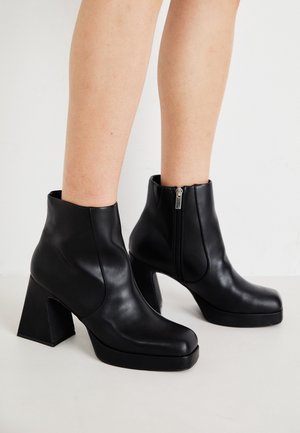 Bottines à talons hauts - black
