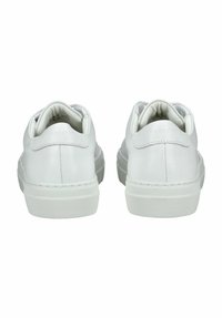 Sneaker bianche in pelle con superficie liscia, punta rotonda, colletto imbottito e suola in gomma bianca testurizzata. Branding discreto sul tallone.