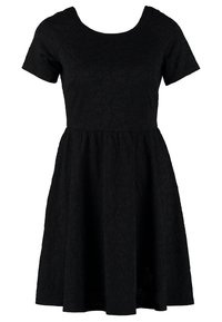 Robe noire à manches courtes avec un buste ajusté et une jupe évasée, comportant un motif texturé floral sur l'ensemble. Encolure ras du cou, longueur genou.
