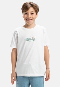 Biely bavlnený tričko s centrálne umiestnenou modrou grafikou skateboardovej mačky so hviezdami, okrúhlym výstrihom a krátkymi rukávmi.