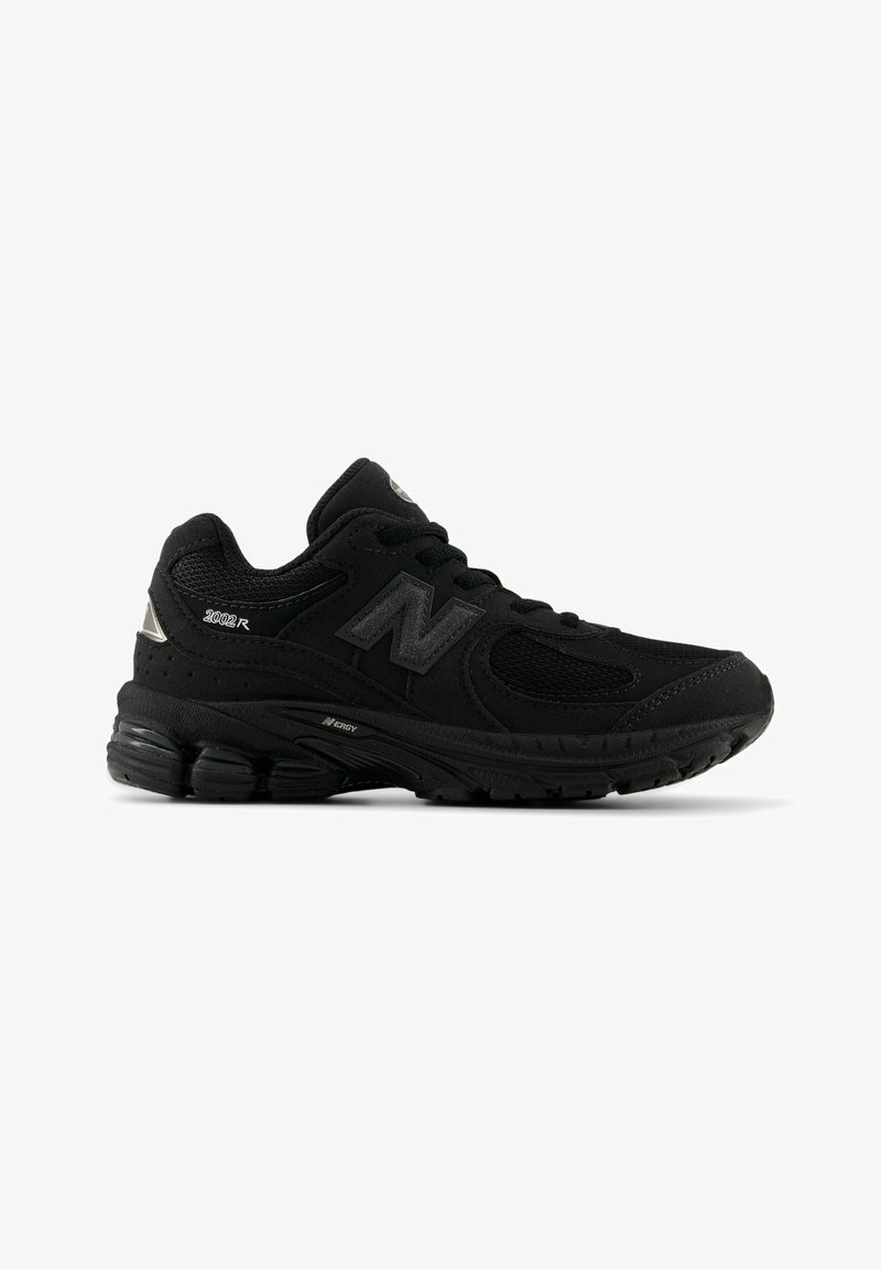 Baskets de sport New Balance 2002R noires avec dessus en mesh et suède, semelle amortissante et détails argentés réfléchissants au talon et à la languette.