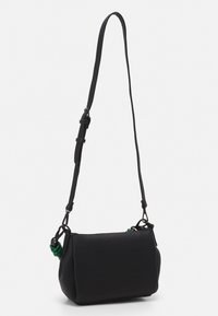 Sort læder crossbody taske med tekstureret overflade, justerbar strop og grønne hardware-detaljer. Rektangulær form med struktureret design.