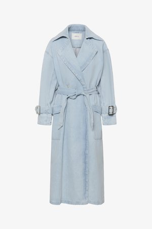 Trench-coat en denim bleu clair avec grands revers, taille ceinturée, sangles à boucle aux poignets et deux grandes poches avant.