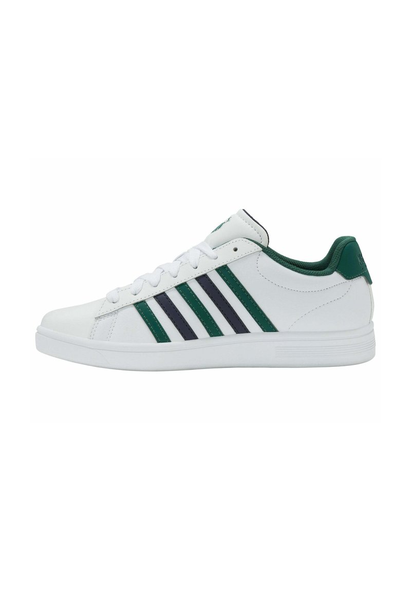 Zapatillas blancas con franjas verdes y marinas, fabricadas en material sintético suave, diseño bajo y suela de goma blanca con detalles texturizados.