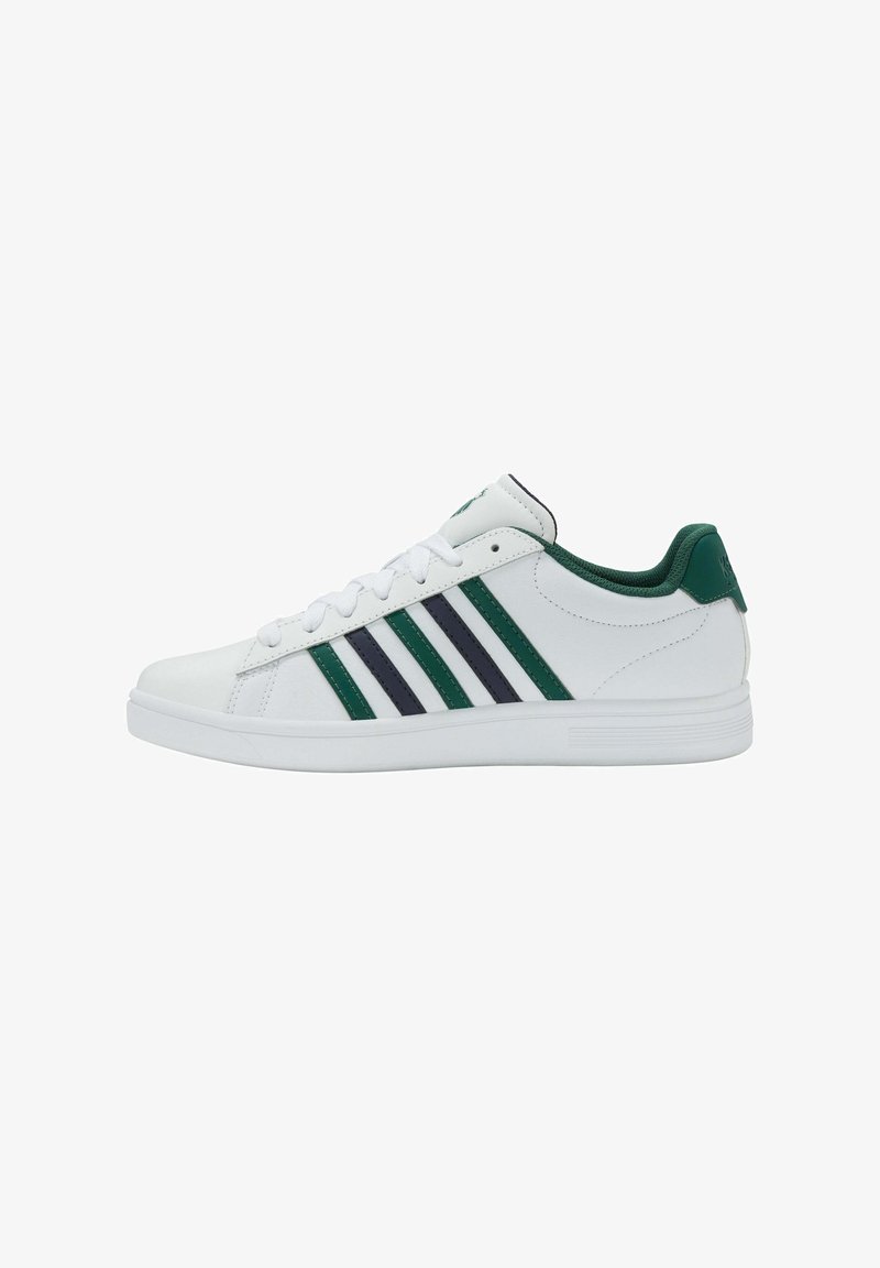 Zapatillas blancas con franjas verdes y marinas, fabricadas en material sintético suave, diseño bajo y suela de goma blanca con detalles texturizados.