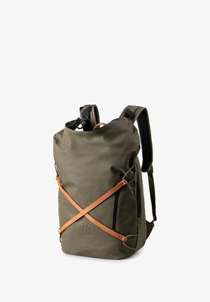 Zaino verde oliva realizzato in un materiale resistente, dotato di spallacci regolabili, chiusura a arrotolamento e un accento in pelle marrone a contrasto.