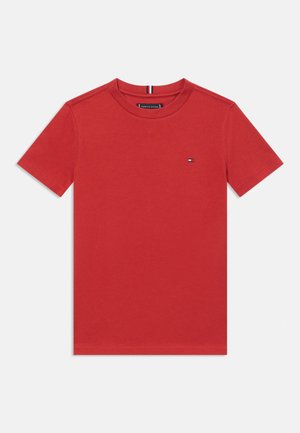 Rood T-shirt met korte mouwen en ronde hals, met een klein Tommy Hilfiger vlaglogo op de linkerborst, plat uitgestald op een witte achtergrond.