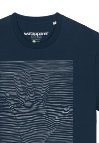 Marineblauw T-shirt met een textuurdesign van witte lijnen die op golven lijken. Gemaakt van biologisch katoen met een ronde hals.