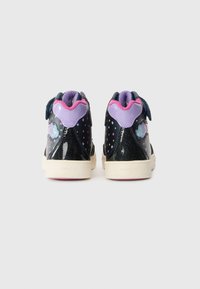 Sneakers high-top neri con glitter, dettagli viola e rosa, motivi nuvola e stelle. Suola in gomma, chiusura con strap in velcro.
