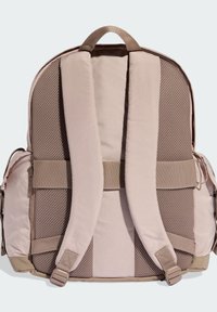 Béžový a svetloružový batoh s vycpanými, sieťkovými ramennými popruhmi a textúrovaným zadným panelom. Má bočné vrecká a hornú rukoväť.