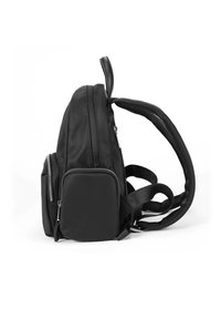 Zaino in nylon nero dal design elegante, con un ampio scomparto principale con cerniera, tasca frontale con cerniera e spallacci regolabili.