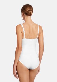 Vit måttsydd baddräkt med justerbara axelremmar, slät textur och högskuren bendesign. Enkel och minimalistisk vy bakifrån.