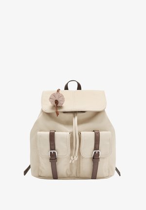 Beżowy plecak na płótnie z klapą do złożenia, brązowymi skórzanymi paskami, dwoma przednimi kieszeniami oraz dekoracyjnym akcentem w kształcie kwiatu.